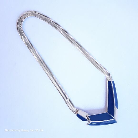 Trifari Necklace  Gold Tone Flat Snake Chain Navy Blue Enamel Hook Clasp Pendant - Picture 4 of 13